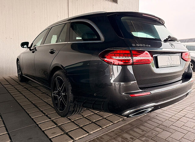 
								Mercedes-Benz E 300 vollständig									
